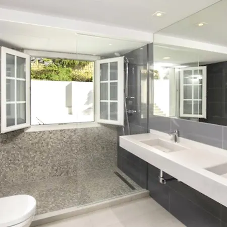 Welcoming Chalet In With Pool And Air Conditioning Marbella